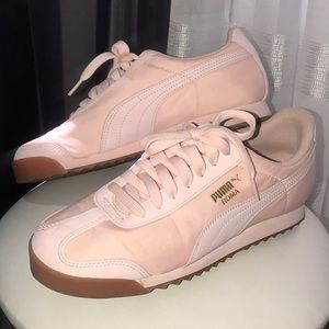 EUC Pink Pumas